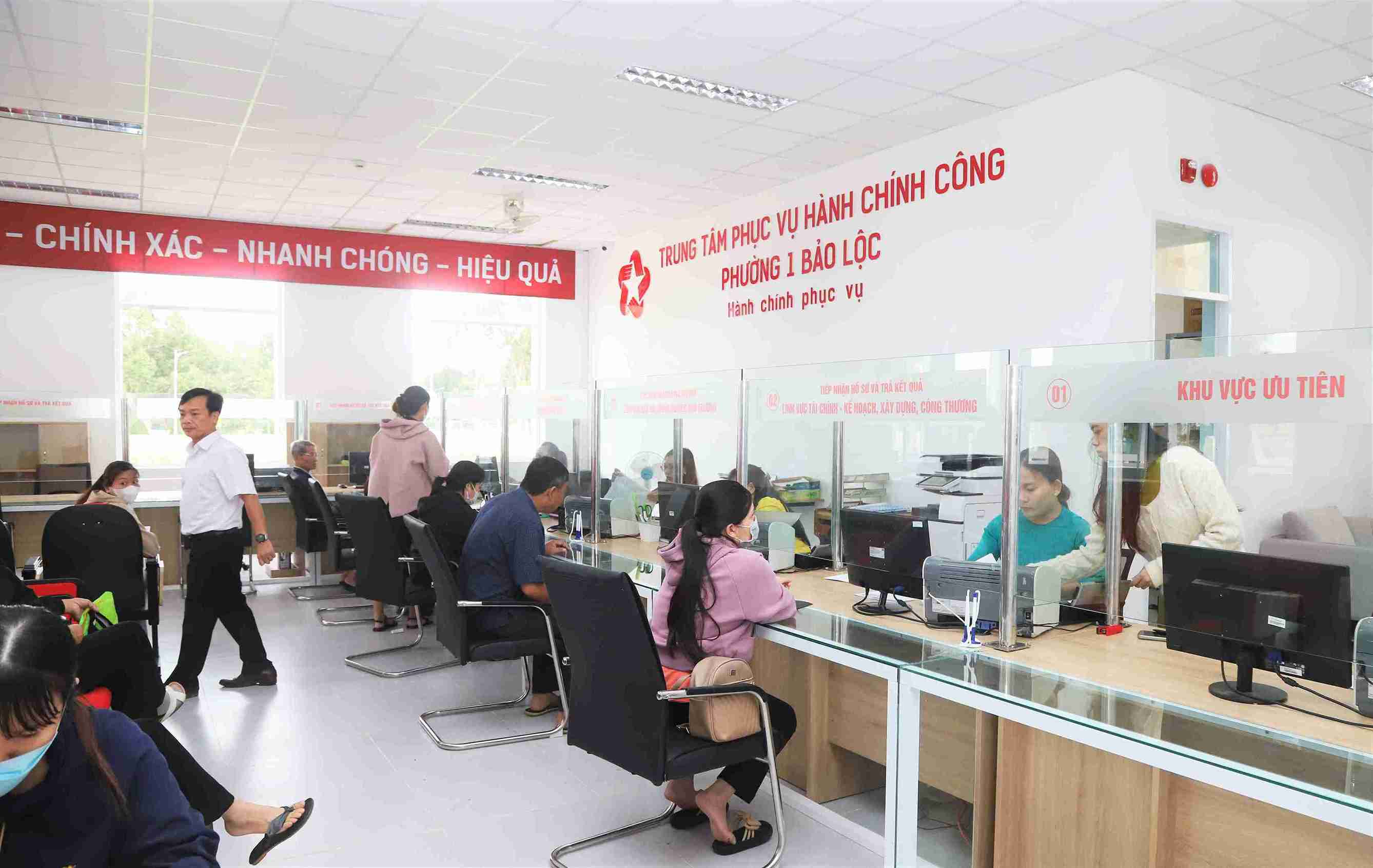 Nhu cau giai quyet thu tuc hanh chinh ve dat dai tu 1.7.2025 den nay tai cac chi nhanh VPDKDD cua Lam Dong tang cao. Anh: Phuc Khanh 