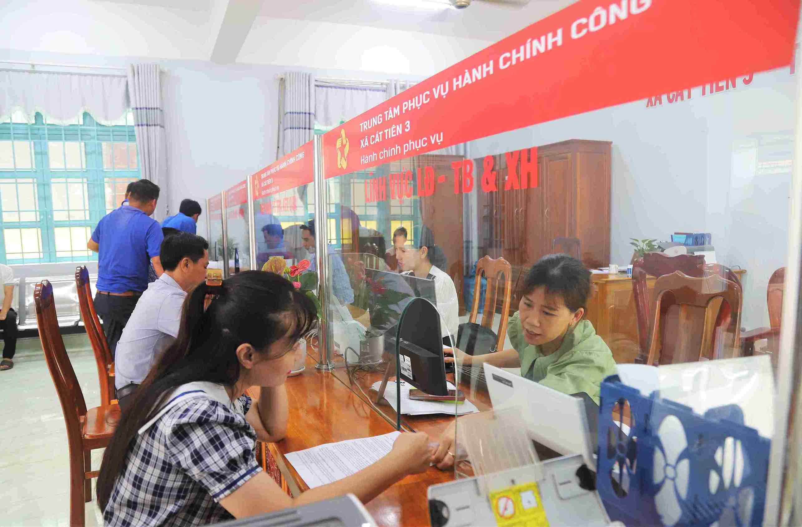 Nguoi dan Lam Dong den giai quyet ho so dat dai tai cac trung tam phuc vu hanh chinh cong. Anh: Phuc Khanh 