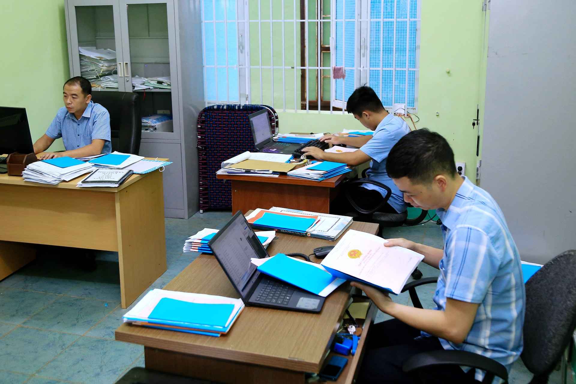 Nhan vien Chi nhanh VPDKDD khu vuc Dak R'lap, tinh Lam Dong giai quyet thu tuc dat dai. Anh: Le Phuoc 