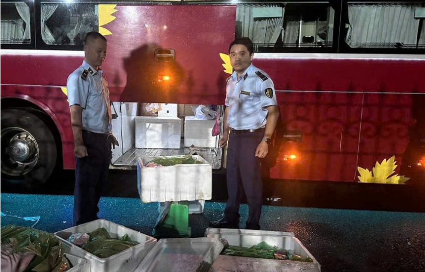 Dak Lak provincial functional forces inspect and handle vehicles transporting goods of unknown origin at the end of the year. Photo: Khuong Duy