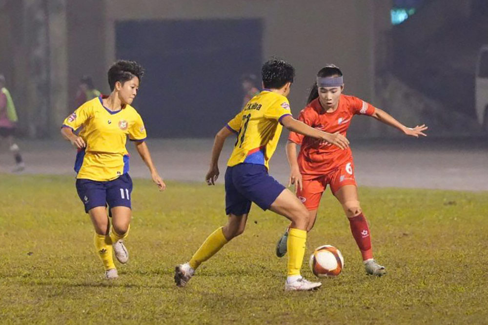 U19 Phong Phu women's team Ha Nam (red shirt) rises to the top of the 2026 National U19 Women's Championship standings. Photo: VFF