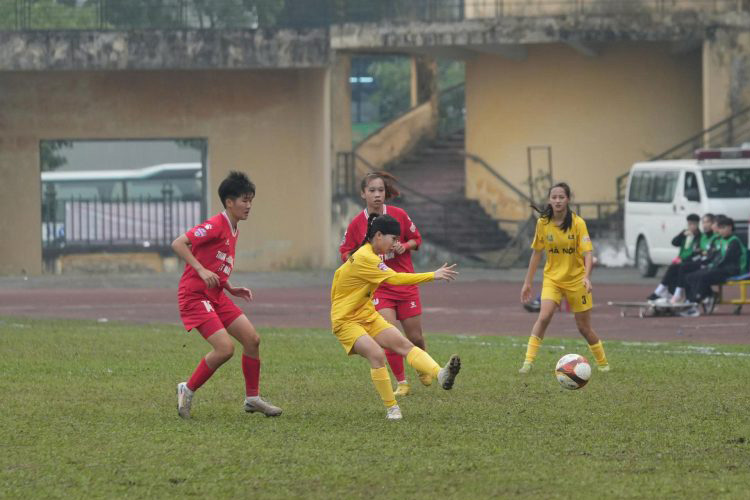 Tran dau giua U19 nu Ha Noi (ao vang) va U19 nu Than Khoang San Viet Nam dien ra can bang. Anh: VFF