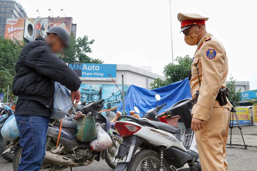 Strictly handle acts of intentionally covering up traffic signs to ensure security and order, traffic safety. Photo: To The