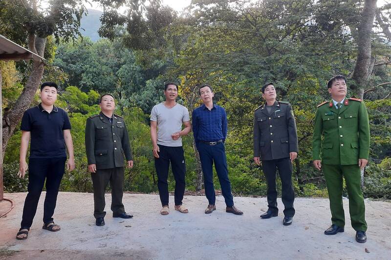 Urgent solutions are needed to ensure the safety of life for people in Coc Lac village, Chieng Hac commune, Son La province when continuously attacked by wild monkeys. Photo: Nhat Minh