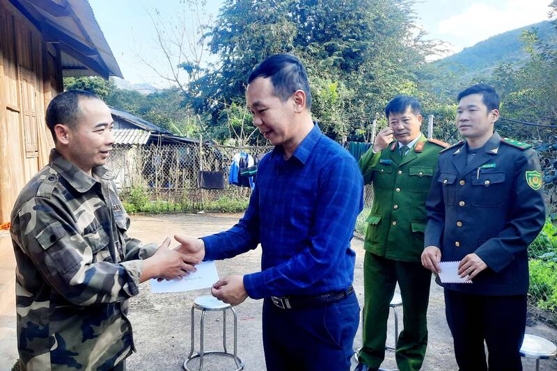 Lãnh đạo UBND xã Chiềng Hặc thăm hỏi, động viên nạn nhân bị khỉ hoang dã tấn công. Ảnh: Nhật Minh