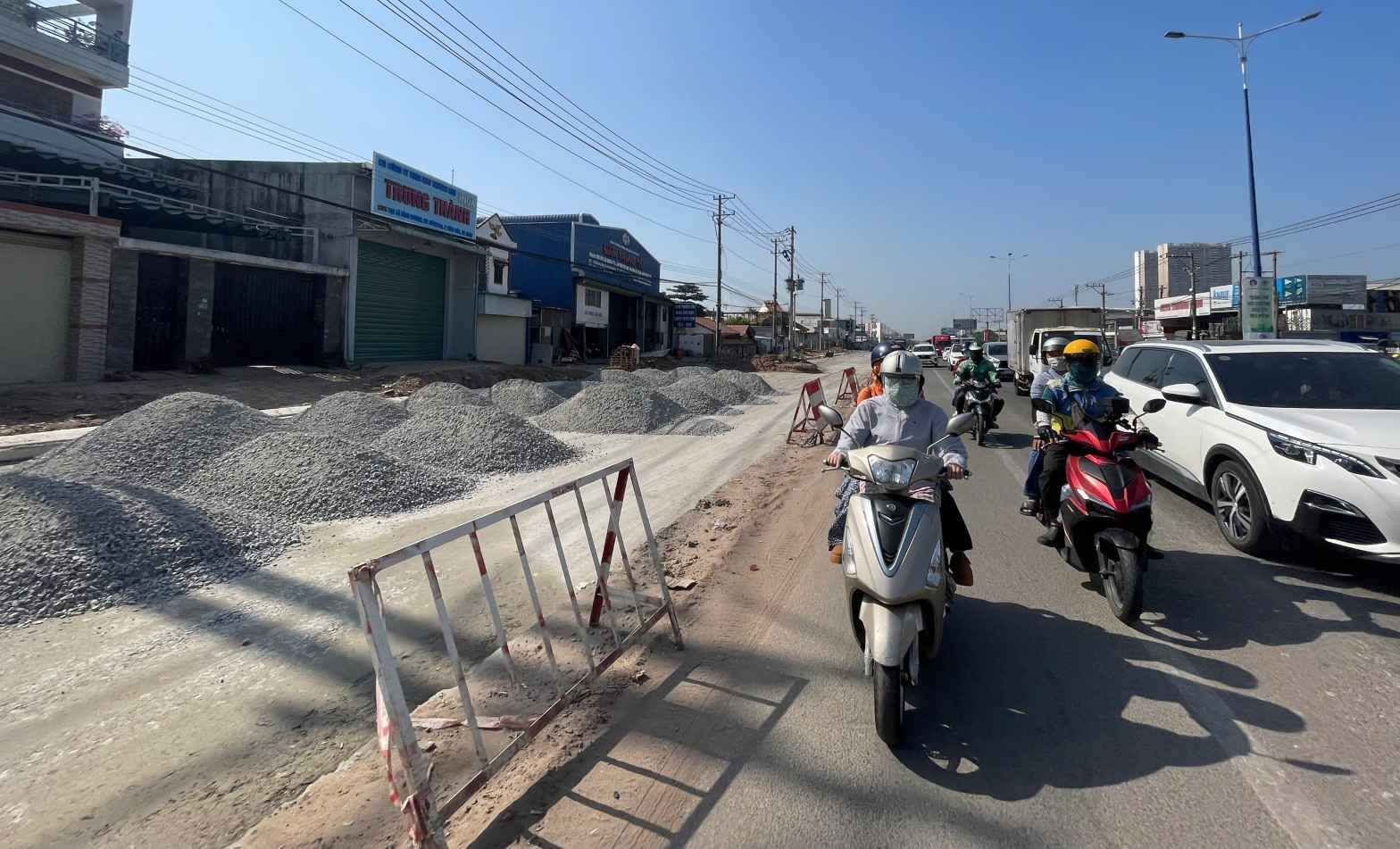 Cac doan da lu len nen duong dang duoc trai da. Anh: Dinh Trong