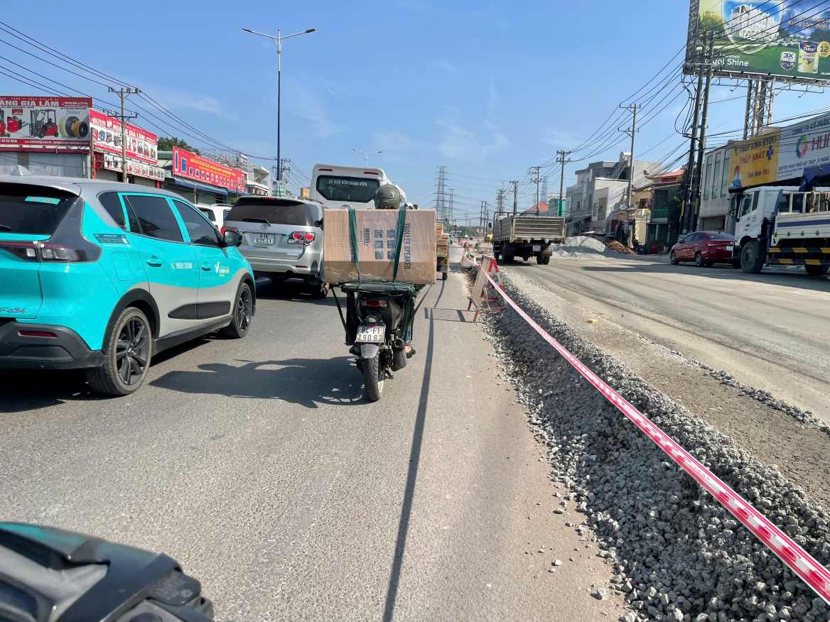 Tien do thi cong dang duoc day nhanh de giam thieu un u giao thong o khu vuc cua ngo vao trung tam TPHCM. Anh: Dinh Trong