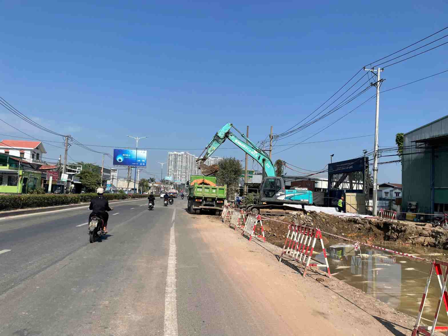 Quoc lo 13 doan qua phuong Binh Hoa, TPHCM. Anh: Dinh Trong