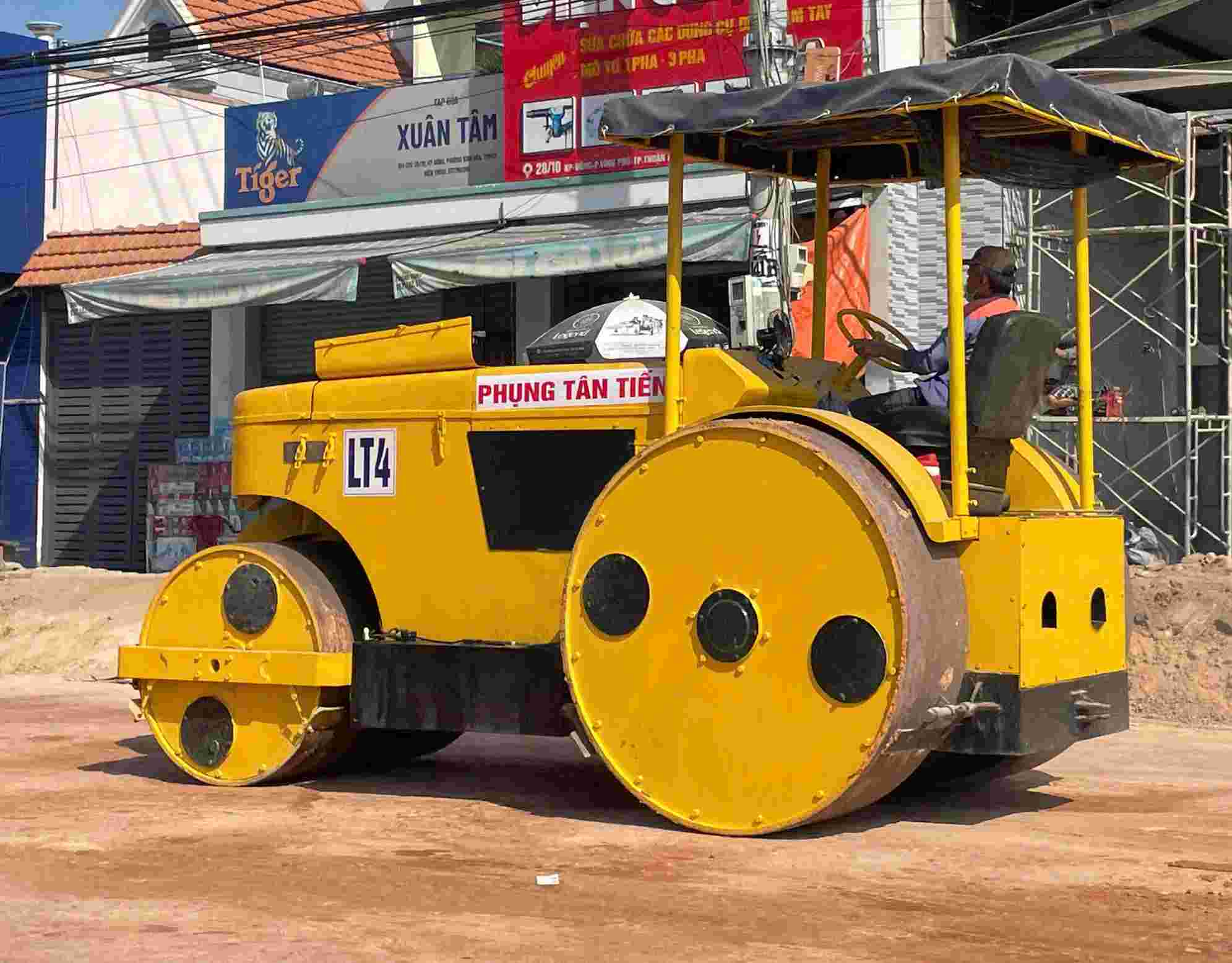 May moc va nhan luc dang duoc tap trung de thi cong. Anh: Dinh Trong