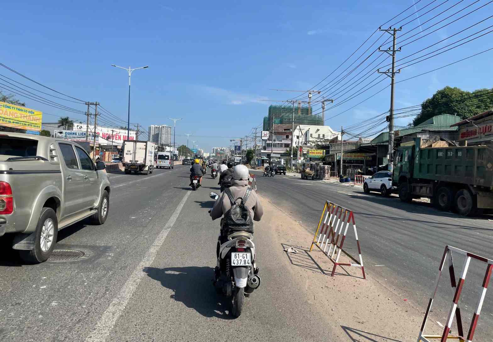 Doan 8km da hoan thanh viec do nhua mo rong tu 6 len 8 lan xe. Anh: Dinh Trong