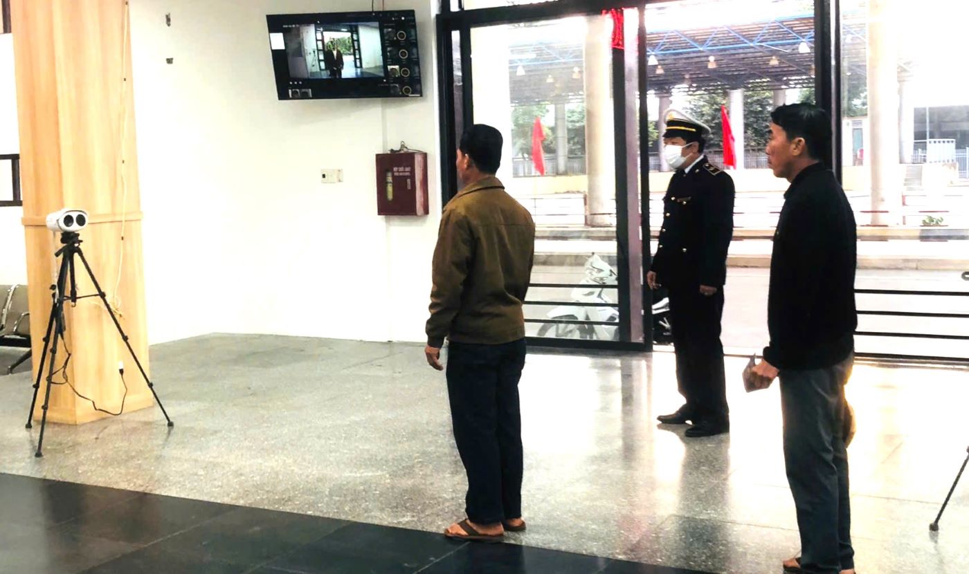 Việc kiểm soát dịch bệnh do virus Nipah được cơ quan chức năng triển khai ở cửa khẩu. Trong ảnh, cán bộ CDC giám sát y tế thông qua hệ thống máy kiểm soát thân nhiệt tự động. Ảnh: H.Nguyên