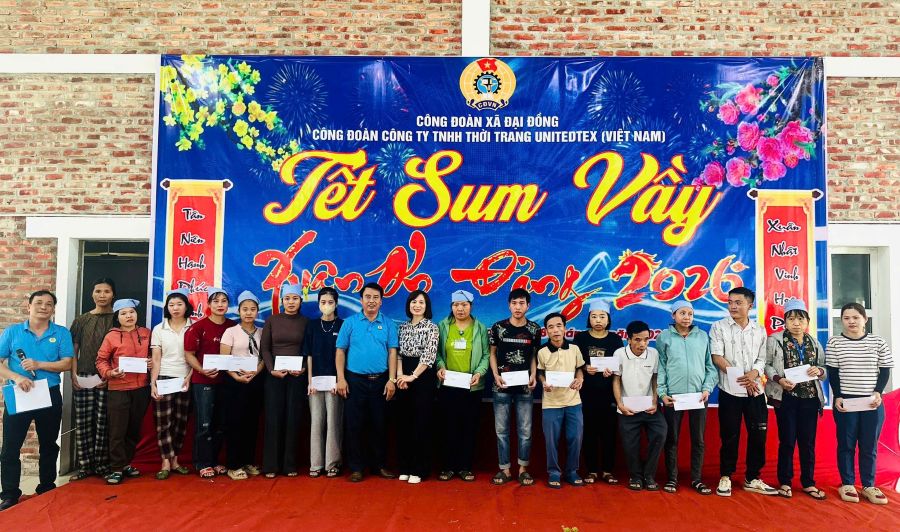 Dai Dong Commune Trade Union and Unitedtex Fashion Co., Ltd. Trade Union presented 26 Tet gifts to workers and laborers in difficult circumstances on the occasion of Tet reunion. Photo: Nghe An Trade Union.
