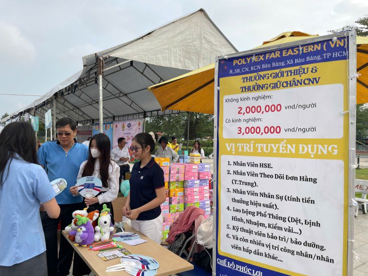 Bau Bang Commune Trade Union organizes job introductions for workers. Photo: Dinh Trong