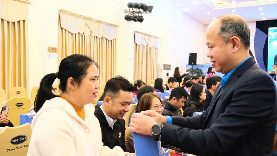 Leaders of Da Nang City Labor Federation present gifts to trade union officials during Tet. Photo: Tuong Minh