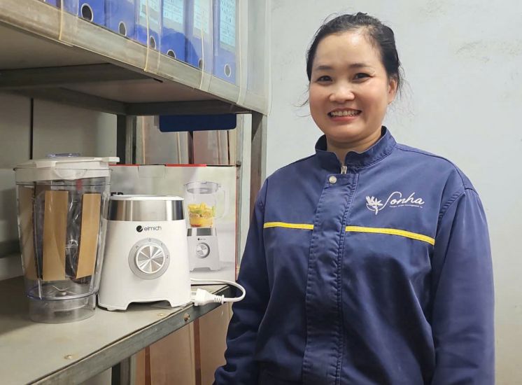 Workers in the Northwest highlands are excited to receive products from the Trade Union Tet Market - Spring 2026 Program. Photo: Bao Nguyen