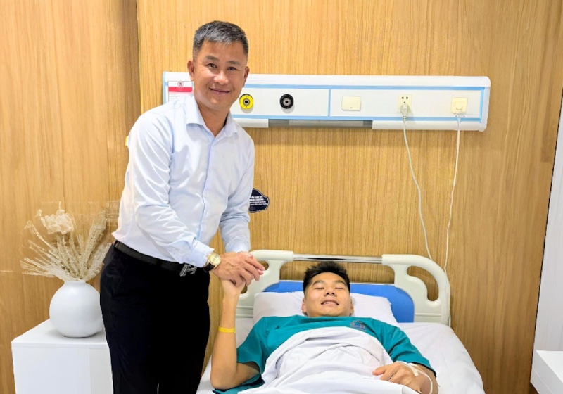 Assistant coach Dinh Hong Vinh encourages central defender Hieu Minh. Photo: VFF