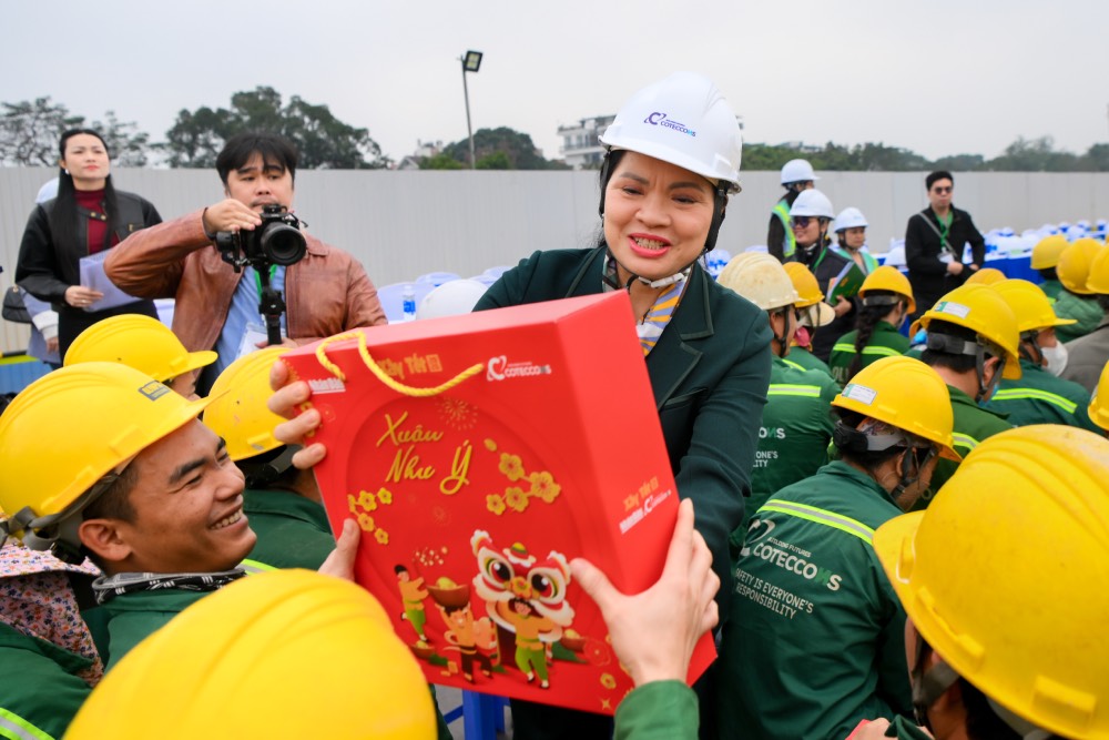 Ba Ha Thi Nga - Uy vien Trung uong Dang, Pho Chu tich - Tong Thu ky Uy ban Trung uong MTTQ Viet Nam trao qua Tet toi cong nhan. Anh: Bao Nhan Dan