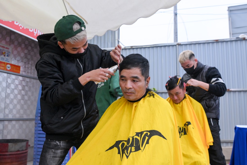 Cong nhan tham gia Chuong trinh “Xay Tet 2026” duoc cat toc mien phi. Anh: Bao Nhan dan