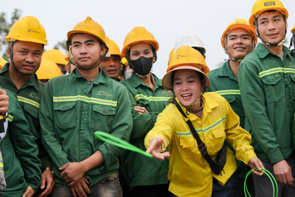 Cong nhan tham gia vui choi - co thuong tai Chuong trinh. Anh: Bao Nhan Dan