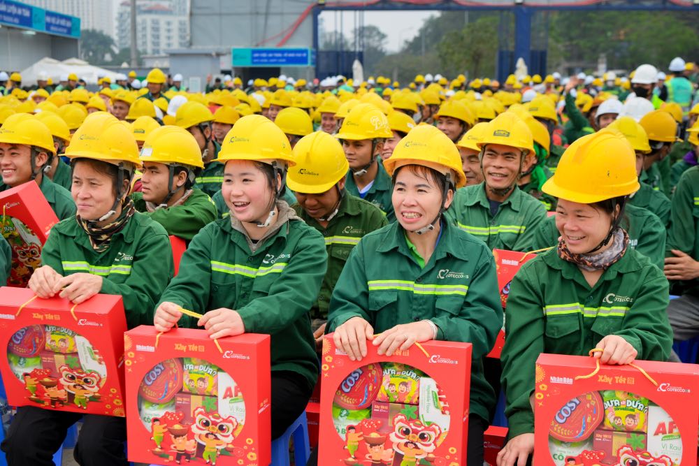 Cong nhan phan khoi khi duoc nhan qua Tet tai Chuong trinh “Xay Tet” 2026. Anh: Bao Nhan Dan