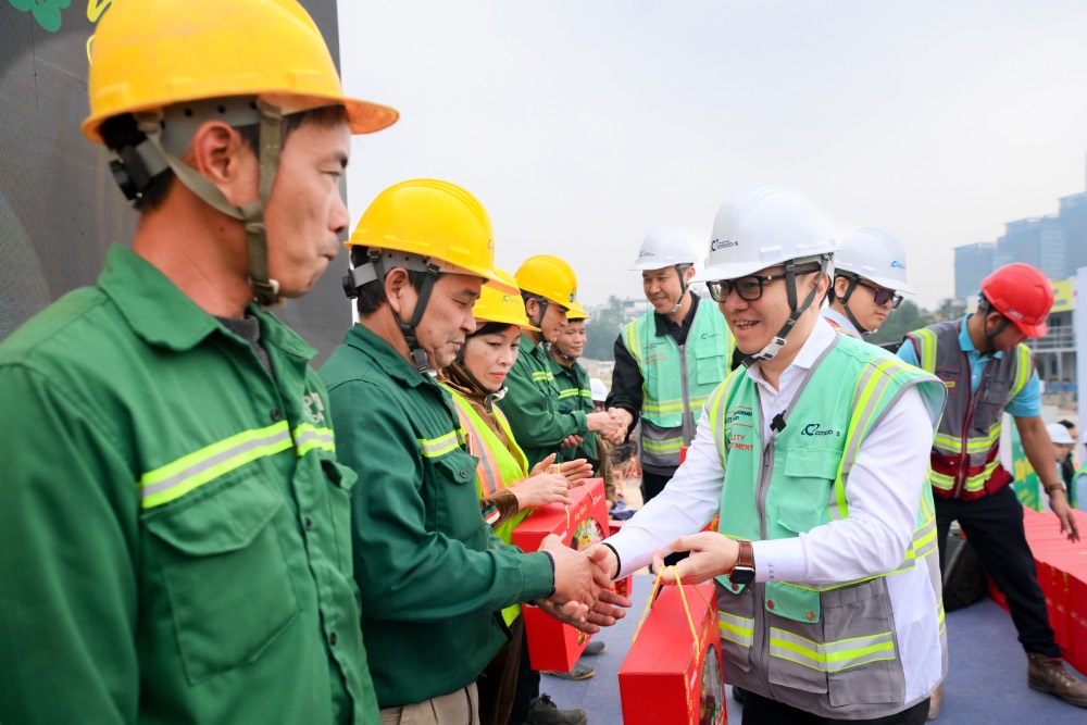 Ong Le Quoc Minh, Uy vien Trung uong Dang, Tong Bien tap Bao Nhan Dan trao qua Tet toi cong nhan. Anh: Bao Nhan Dan