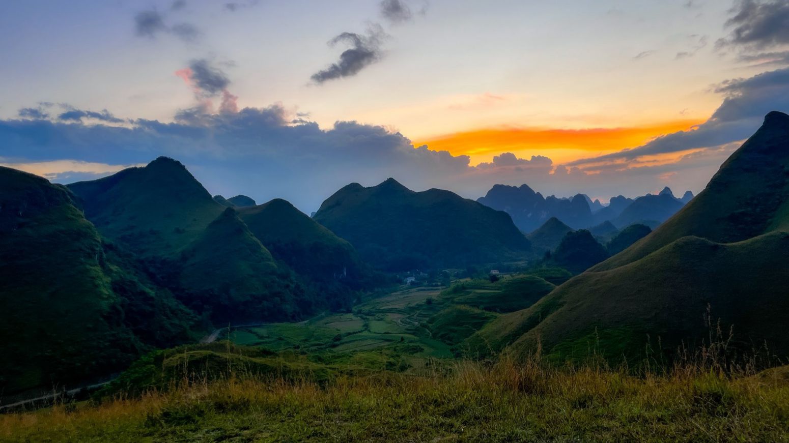 Hoàng hôn buông xuống nhìn từ đồi cỏ. Ảnh: Tân Văn