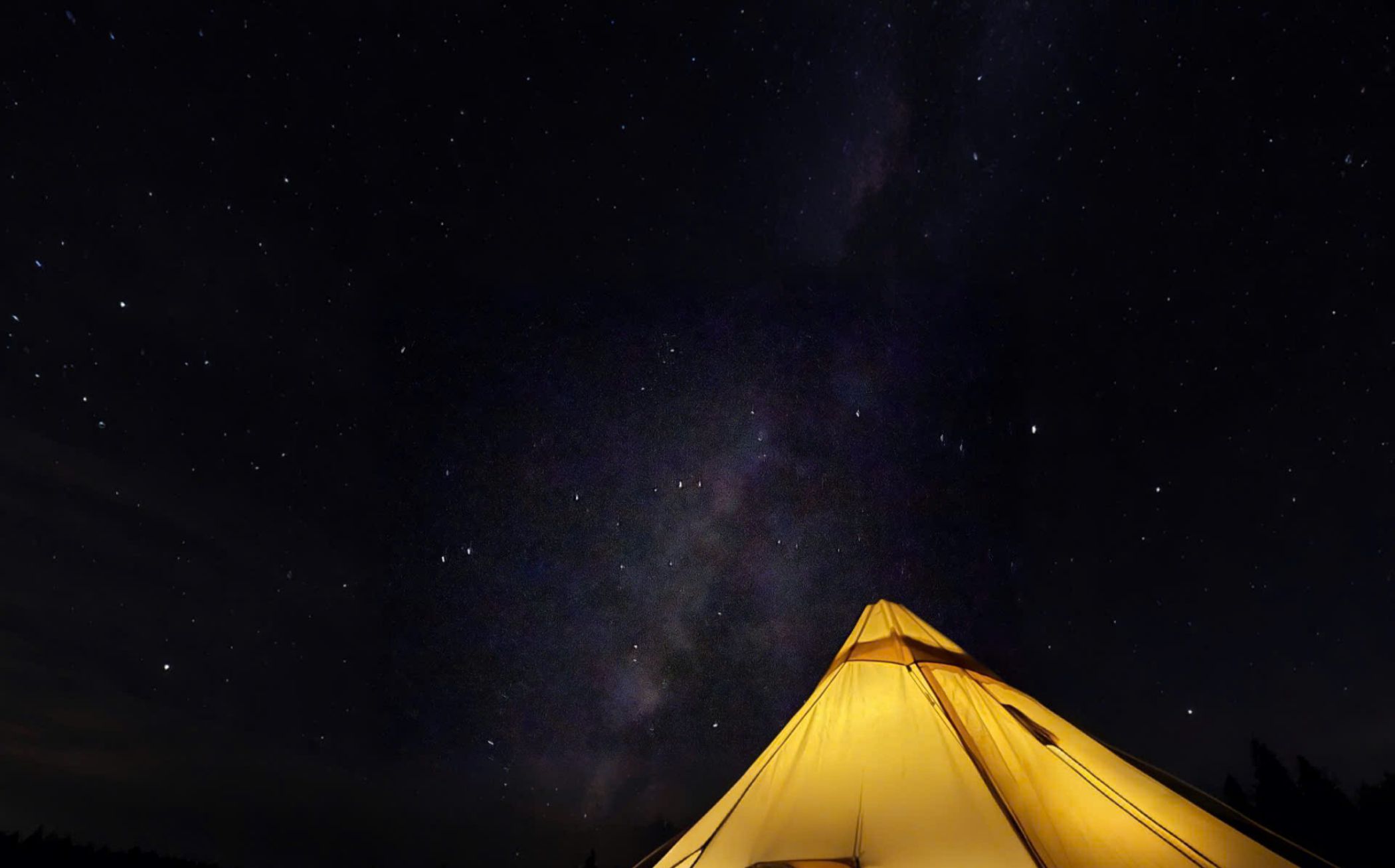 Sunset falls and the sky is full of stars when viewed from the dry grass hill. Photo: Tan Van