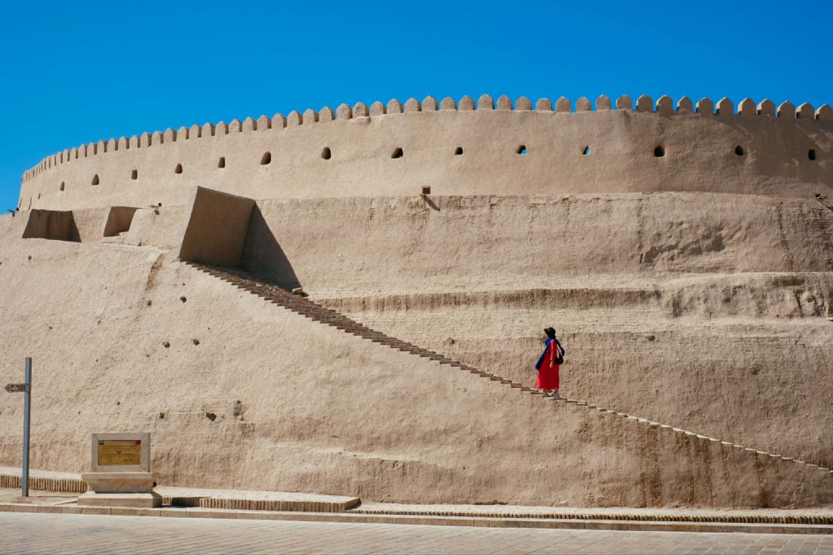 Stepping into the tomb of Usto Ali Nesefi of the 14th century located in the Shahi-Zinda complex in Samarka, Uzbekistan. Photo: Pham Kien
