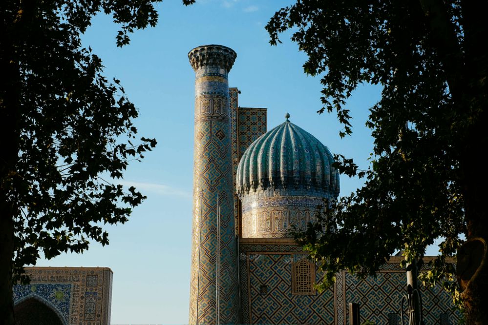 Mái vòm màu ngọc lam đặc trưng của Trường học Hồi giáo Madrasah Sher-Dor từ thế kỷ 17 ở Samarkand, Uzbekistan. Ảnh: Phạm Kiên