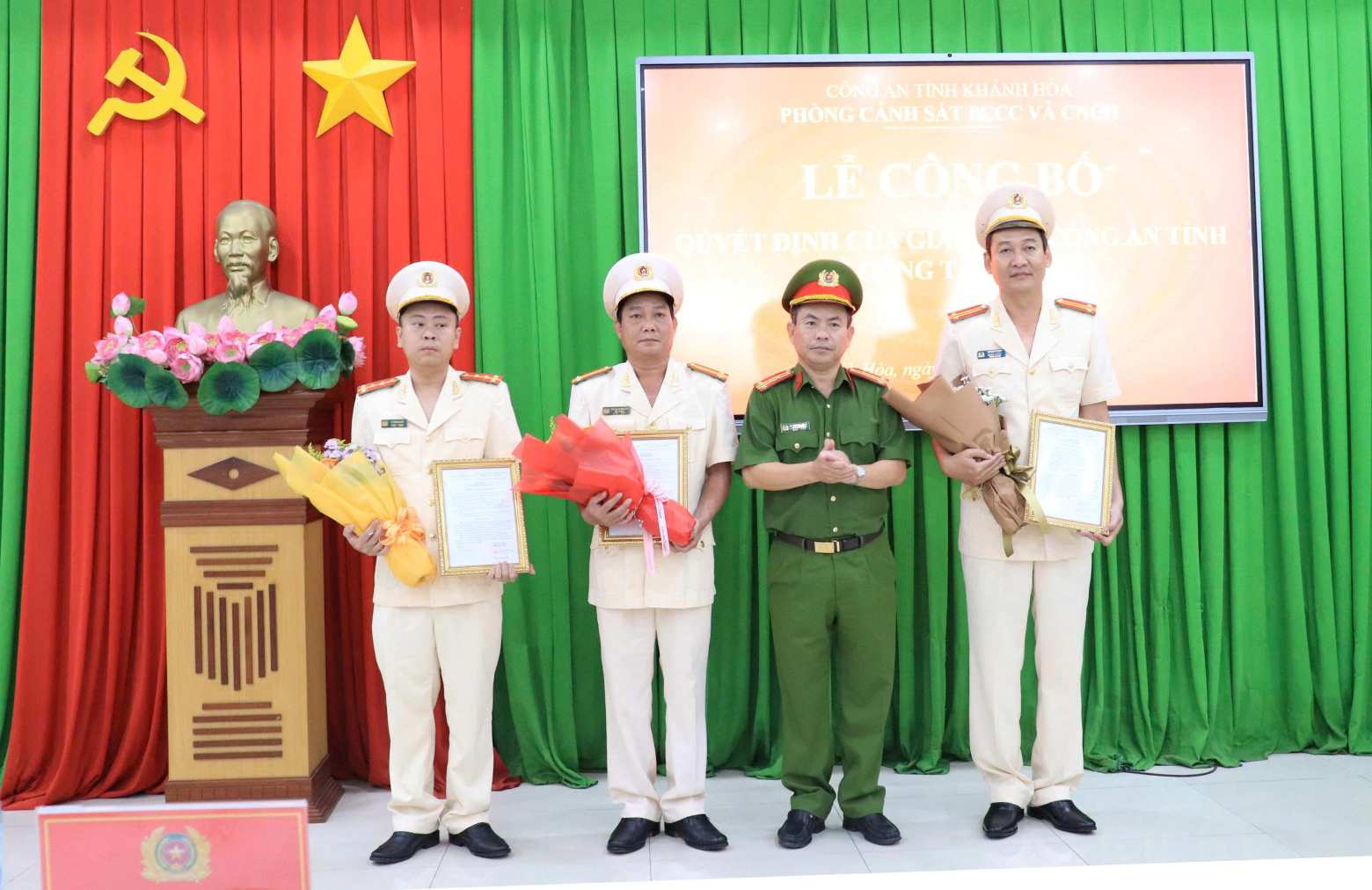 Leaders of Khanh Hoa Provincial Police present the decision to establish the Fire and Rescue Team of Region 9. Photo: Phuong Linh