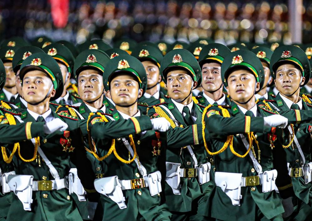 Guidance on salary ranking for people receiving salaries according to military ranks, ranks belonging to the armed forces. Photo: Pham Dong