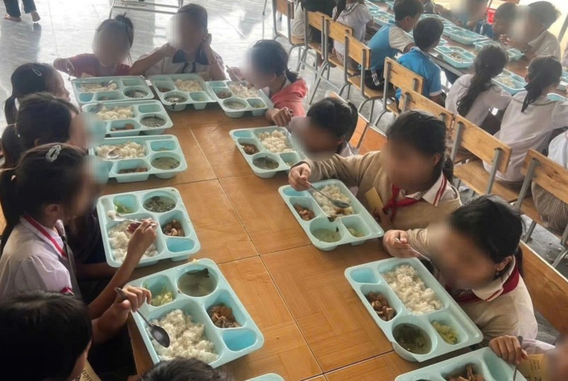 Students of Cu M'lan Elementary School are supported with meals from the "Nuoi em" project. Photo: Uy Nguyen