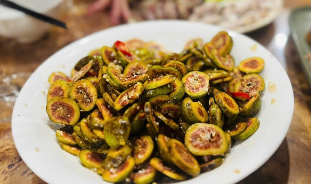 Making spicy and crispy pickled figs helps relieve the greasiness of Tet feasts. Photo: Thu Phuong