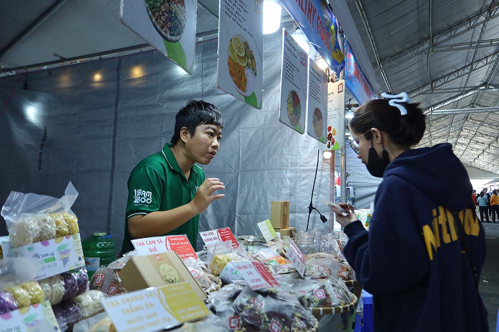 Hoat dong mua sam, trai nghiem tai cac gian hang phuc loi cong doan thu hut dong dao doan vien, cong nhan lao dong tham gia trong khuon kho “Cho Tet Cong doan – Xuan 2026”. Anh: Thanh Vu