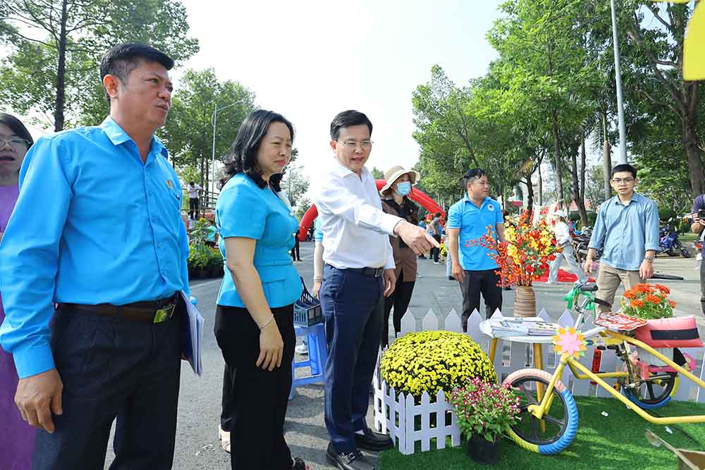 Lanh dao Tong Lien doan Lao dong Viet Nam, Mat tran To quoc Viet Nam tinh Tay Ninh va Lien doan Lao dong tinh Tay Ninh tham quan cac gian hang. Anh: Thanh Vu