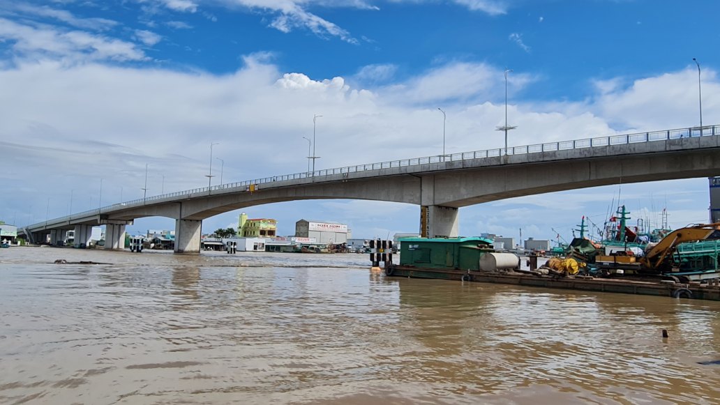 Bờ sông Ông Đốc, Cà Mau nơi Cty TNHH Sing Việt được cho là chiếm đất, xây dựng không đúng giấy phép. Ảnh: Nhật Hồ.