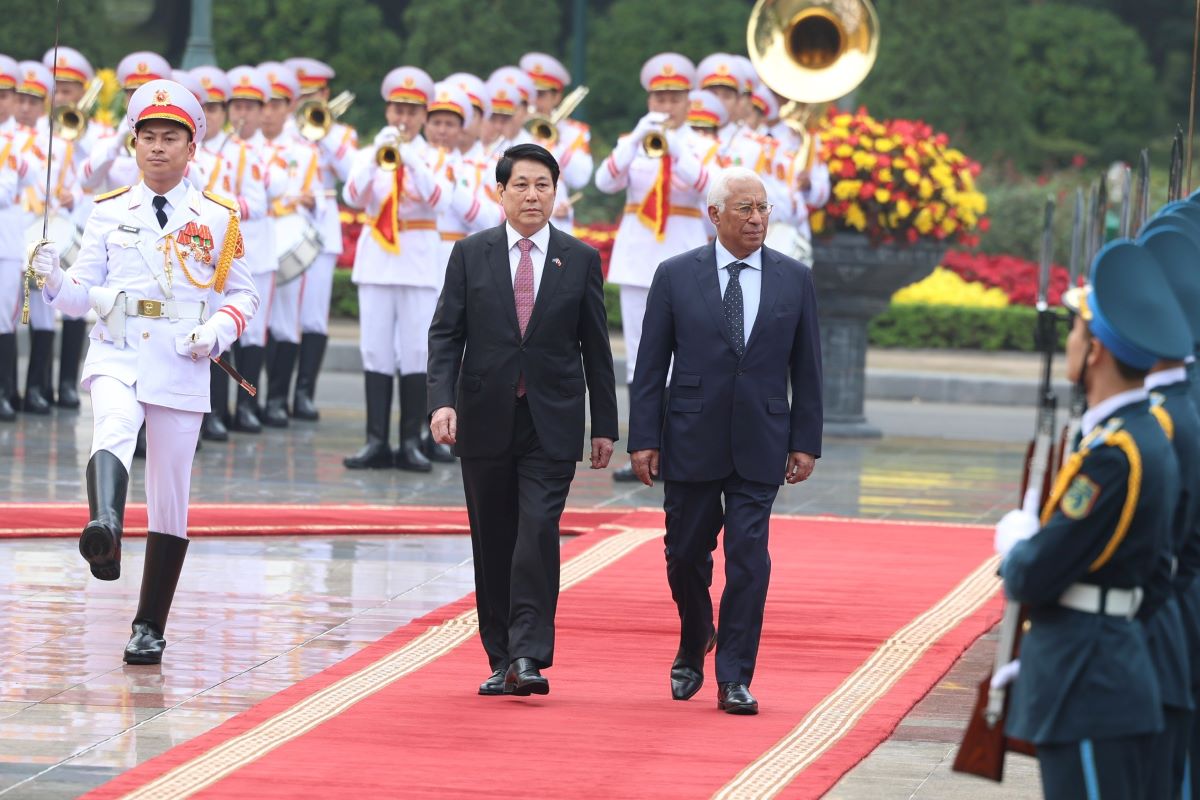 President Luong Cuong chairs the official welcoming ceremony for European Council President Antonio Costa. Photo: Hai Nguyen
