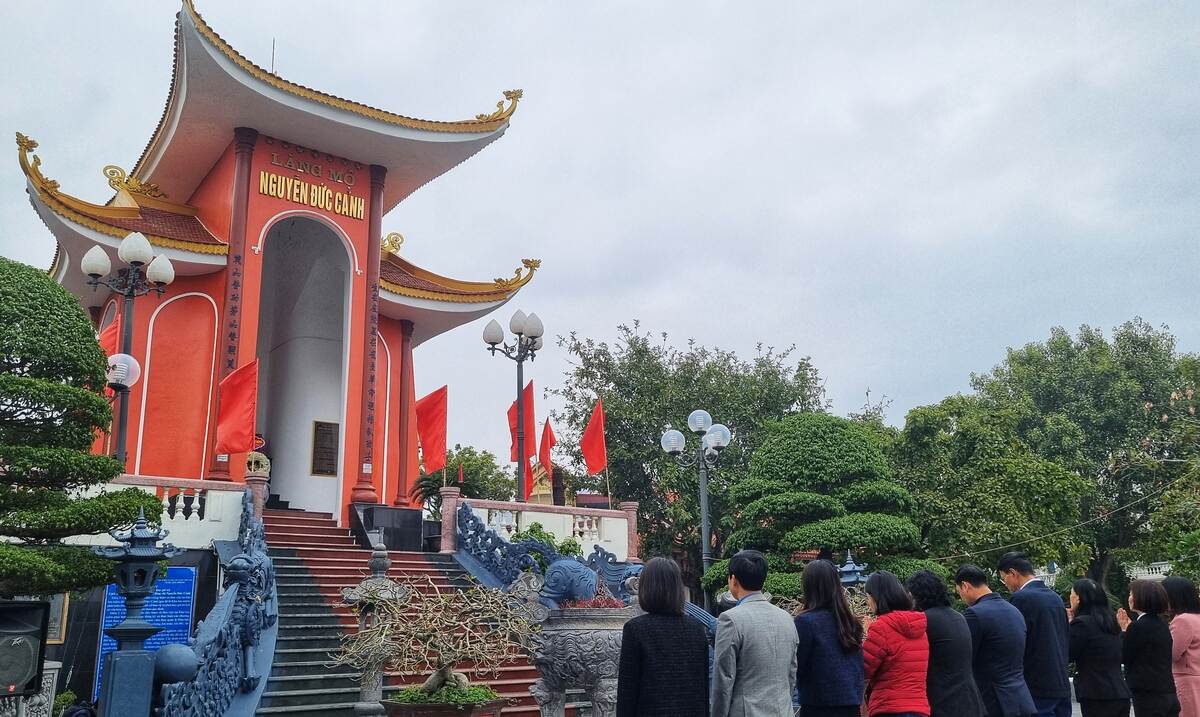 노동 신문 대표단이 응우옌득깐 지도자를 추모하기 위해 향을 피우고 있습니다. 사진: 또테