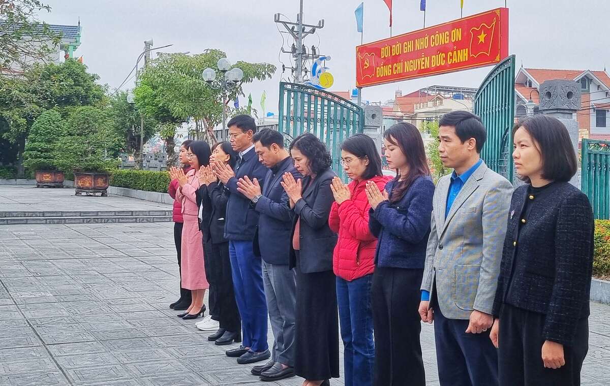 Doan can bo, phong vien Bao Lao Dong thanh kinh dang huong tuong niem lanh tu Nguyen Duc Canh. Anh:To The