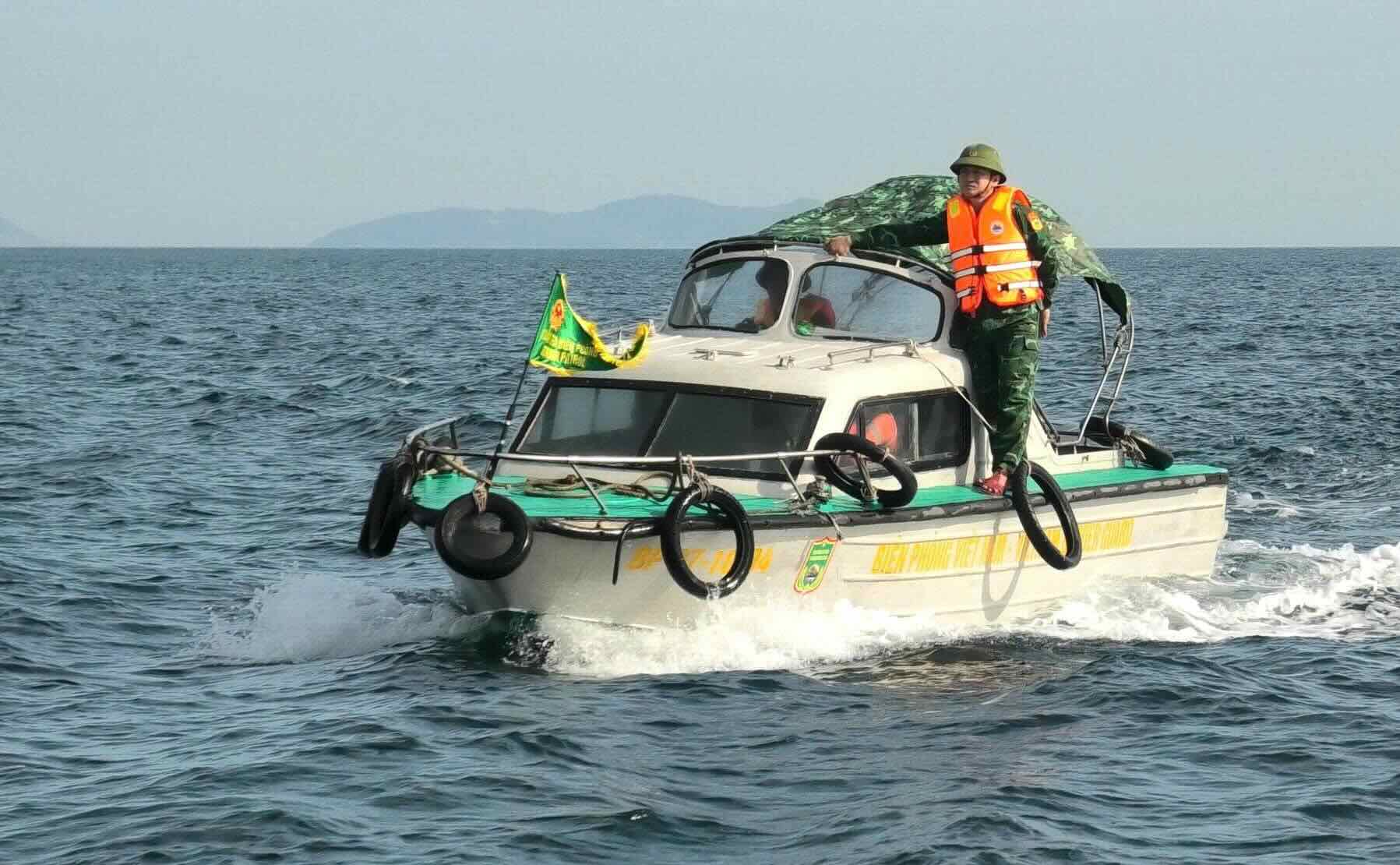 Functional forces inspect at sea, Quang Tri provincial government tightens management of fishing vessels against IUU fishing. Photo: Border Guard