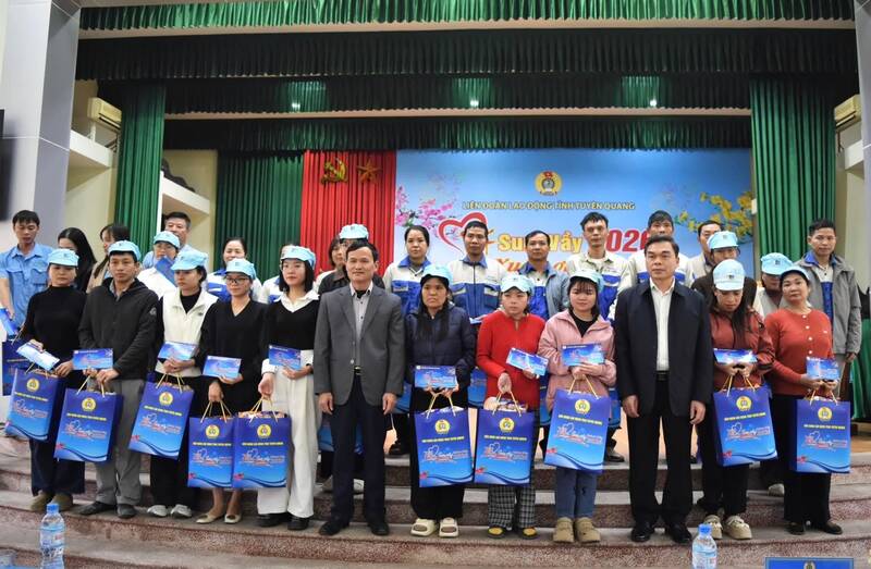 Tuyen Quang Labor Federation presents Tet gifts to union members. Photo: Viet Bac
