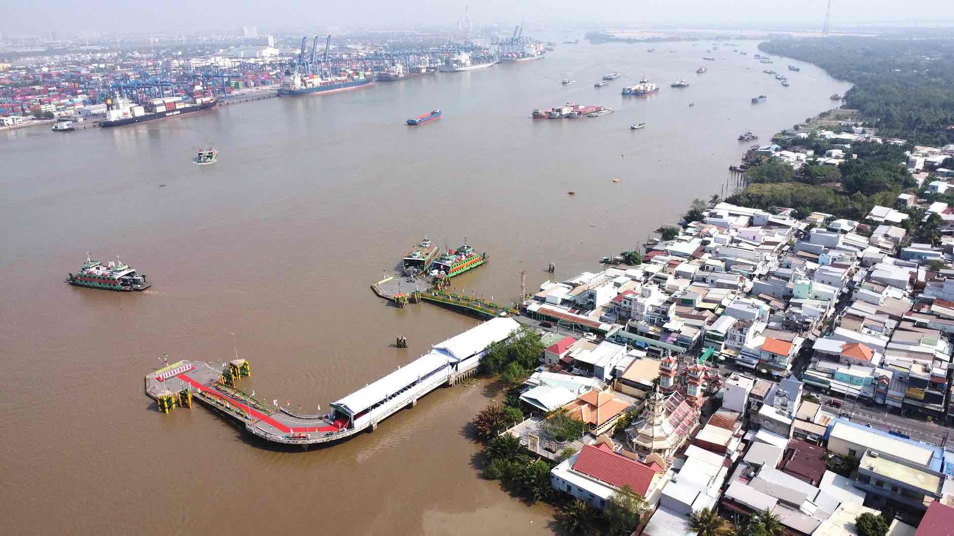 Ben pha Cat Lai hien huu ben bo song tinh Dong Nai. Anh: HAC