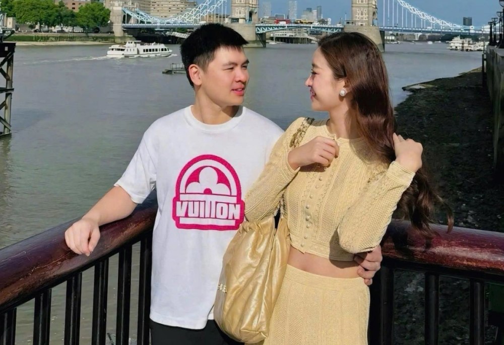 Miss Do My Linh and her husband take pictures in the West. Photo: Cut from video.