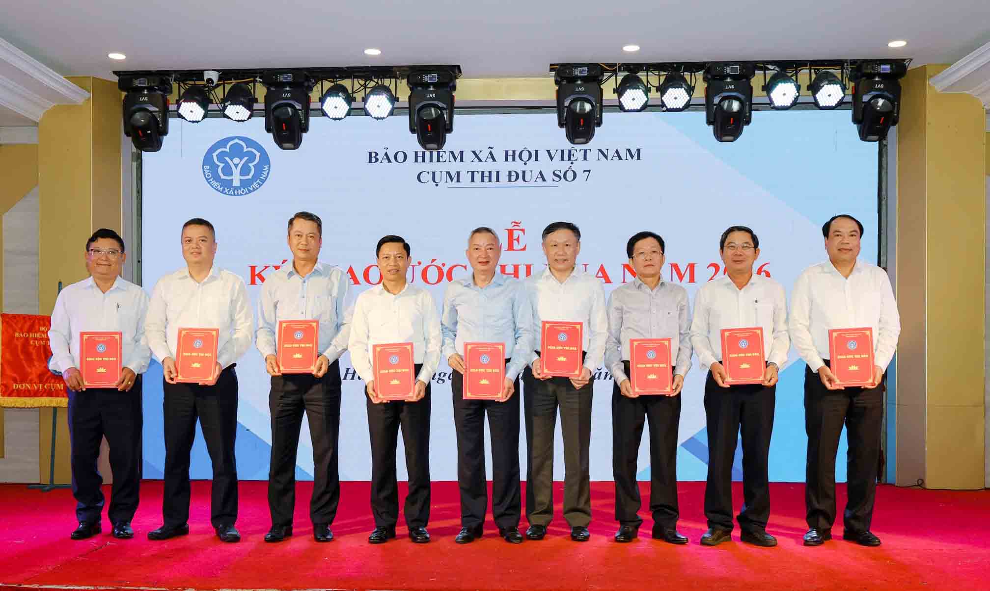 Dai dien cac don vi BHXH trong Cum Thi dua so 7 ky ket giao uoc thi dua nam 2026. Anh: Nhu Hoa.