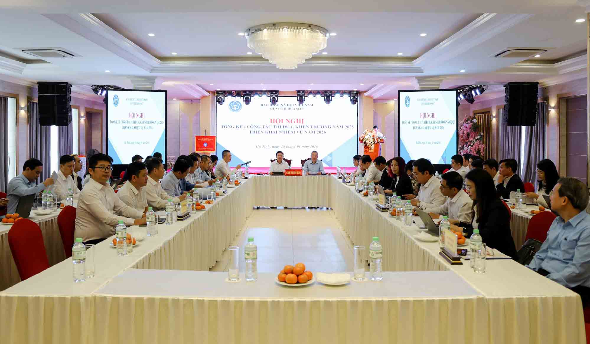 Overview of the conference summarizing the emulation work of Emulation Cluster No. 7 of Vietnam Social Security. Photo: Nhu Hoa.