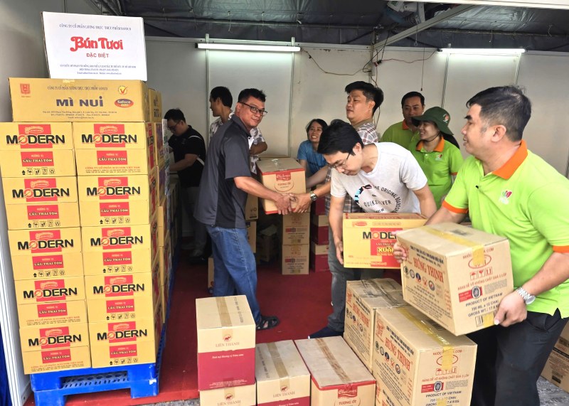 기업은 2026년 노동조합 설날 시장에서 조합원 - 노동자를 위해 판매할 상품을 준비하고 있습니다. 사진: 남즈엉