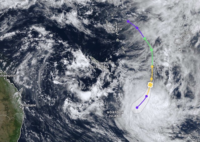 Typhoon 18P is forecast to weaken into a low pressure area when it approaches Norfolk Island (Australia). Photo: JMA