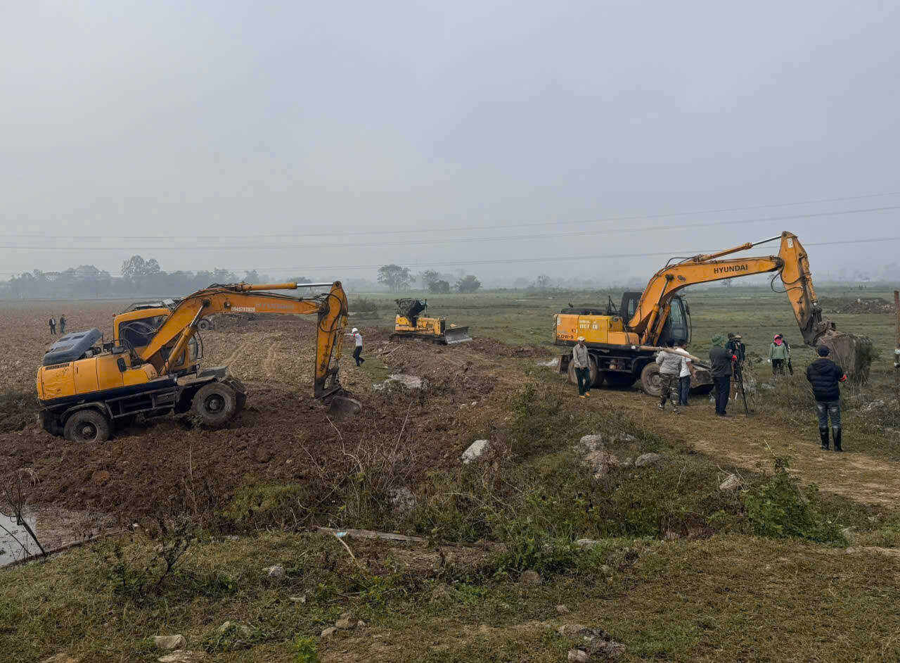 Functional forces carry out forced recovery of agricultural land for 12 households in the ward. Photo: Dieu Anh