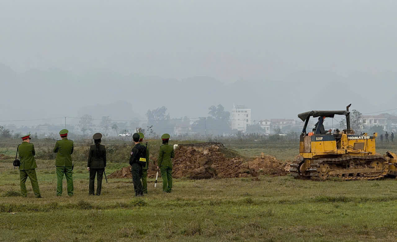 Lực lượng chức năng đảm bảo an ninh trật tự tại buổi cưỡng chế. Ảnh: Diệu ANH