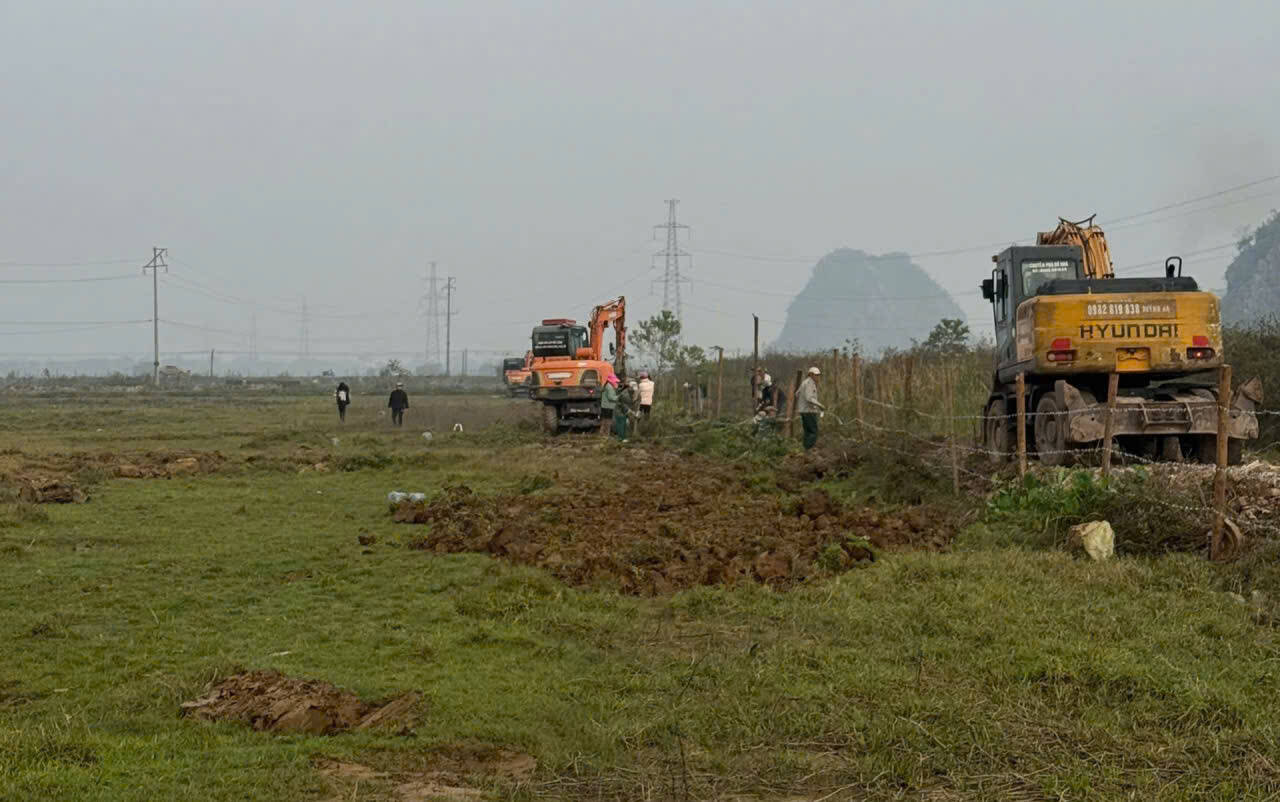 Phương án cưỡng chế diễn ra đảm bảo an toàn. Ảnh: Diệu Anh